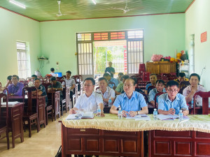 Bí thư Đảng ủy phường Minh Hưng dự sinh hoạt Chi bộ Khu phố 4  và trao Huy hiệu 30 năm tuổi Đảng.