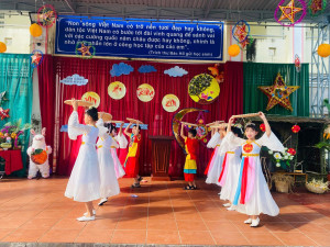 Thầy và trò Trường Tiểu học Minh Hưng B tưng bừng vui hội Trung thu.