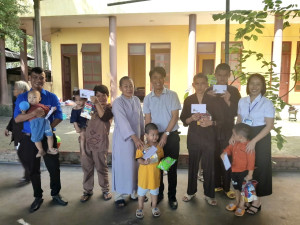 PHƯỜNG MINH HƯNG TỔ CHỨC THĂM HỎI, TẶNG QUÀ TRẺ EM THUỘC DIỆN BẢO TRỢ XÃ HỘI NHÂN DỊP TẾT TRUNG THU NĂM 2025