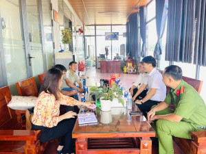 UBND phường Minh Hưng tổ chức vận động con em công nhân các khu ván lạng ra lớp.