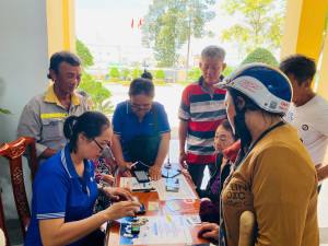 PHƯỜNG MINH HƯNG TỔ CHỨC CHI TRẢ TRỢ CẤP VÀ HỖ TRỢ MỞ THẺ NGÂN HÀNG, SIM SỐ CHO NGƯỜI DÂN TỪ 75 TUỔI TRỞ LÊN.