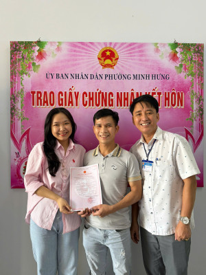 UBND PHƯỜNG MINH HƯNG: TRAO GIẤY CHỨNG NHẬN KẾT HÔN, GIẤY KHAI SINH THEO MÔ HÌNH “CHÍNH QUYỀN THÂN THIỆN - VÌ NHÂN DÂN PHỤC VỤ”.