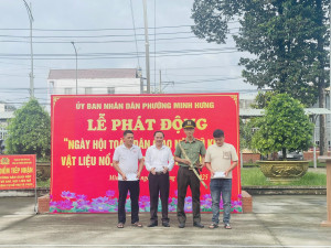 PHƯỜNG MINH HƯNG PHÁT ĐỘNG “NGÀY HỘI TOÀN DÂN GIAO NỘP VŨ KHÍ, VẬT LIỆU NỔ, CÔNG CỤ HỖ TRỢ VÀ PHÁO”.