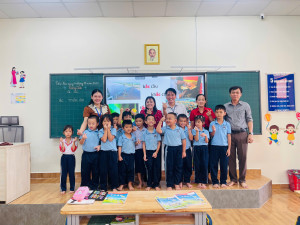 Phó Chủ tịch UBND phường Minh Hưng đi thăm, nắm tình hình dạy và học tại các trường tiểu học trên địa bàn