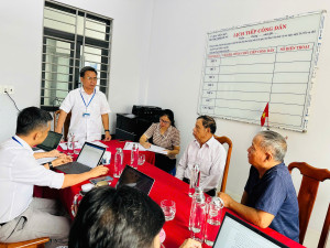 BÍ THƯ ĐẢNG ỦY - CHỦ TỊCH HỘI ĐỒNG NHÂN DÂN PHƯỜNG MINH HƯNG CHỦ TRÌ TIẾP CÔNG DÂN ĐỊNH KỲ