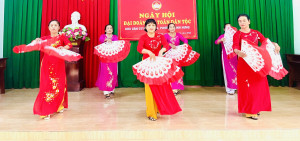 Bí thư Đảng uỷ, Chủ tịch Hội đồng nhân dân phường Lê Tiến Hiếu dự ngày hội Đại đoàn kết toàn dân tộc tại khu dân cư khu phố 4, phường Minh Hưng.