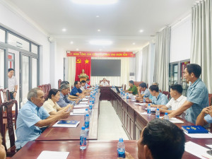 UBND phường Minh Hưng họp triển khai kế hoạch kiểm tra, xử lý các tụ điểm kinh doanh tự phát.