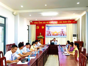 UBND phường Minh Hưng họp giao ban nghe báo cáo một số hoạt động về kinh tế, văn hóa, xã hội và trật tự đô thị.