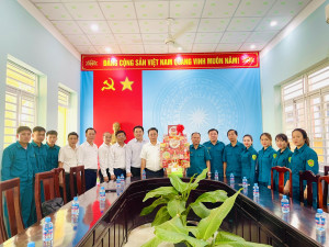 Lãnh đạo phường Minh Hưng thăm, chúc mừng Ban chỉ huy quân sự phường nhân kỷ niệm 81 năm Ngày thành lập QĐND Việt Nam (22/12).