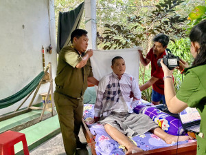 Công an phường Minh Hưng cấp Căn cước lưu động  giúp công dân không có khả năng đi lại.