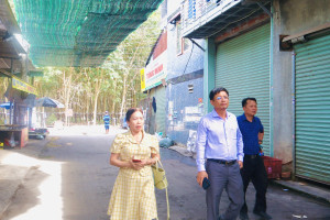 Chủ tịch UBND phường Minh Hưng Lê Khắc Đồng khảo sát tiến độ mô hình “Sáng - Xanh - Sạch - Đẹp” và công tác trồng, chăm sóc cây xanh.