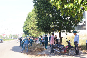 Phường Minh Hưng ra quân dọn dẹp vệ sinh, chỉnh trang tuyến đường Nguyễn Văn Linh.