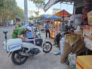 CÔNG AN PHƯỜNG MINH HƯNG RA QUÂN XỬ LÝ VI PHẠM LẤN CHIẾM HÀNH LANG, TRẬT TỰ ĐÔ THỊ.
