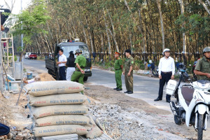 Phó Chủ tịch UBND phường Trịnh Quang Trung kiểm tra công tác bảo đảm trật tự đô thị trên địa bàn phường Minh Hưng.