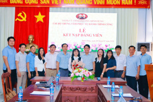 Chi bộ Trung tâm Phục vụ hành chính công phường tổ chức Lễ kết nạp đảng viên mới, tổng kết công tác năm 2025 và triển khai nhiệm vụ năm 2026.