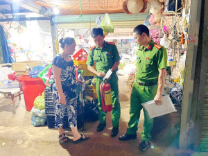 Công an phường Minh Hưng phối hợp Đội Chữa cháy và Cứu nạn, cứu hộ Khu vực 10 tuyên truyền công tác PCCC&CNCH cho tiểu thương chợ Minh Hưng.