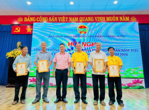 HỘI NÔNG DÂN PHƯỜNG KHEN THƯỞNG TỔ TRƯỞNG TỔ  TIẾT KIỆM VÀ VAY VỐN TIÊU BIỂU NĂM 2025