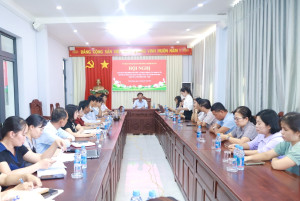 UBND phường Minh Hưng làm việc với Trạm Y tế phường và Ban Giám hiệu các trường học.