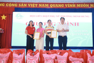 Hội LHPN phường Minh Hưng: Trao 75 phần quà cho các hộ gia đình khó khăn nhân dịp Tết Nguyên Đán.