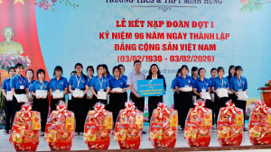 MÔ HÌNH “MỖI NGÀY MỘT TIN TỐT, MỖI TUẦN MỘT CÂU CHUYỆN ĐẸP” HỘI LIÊN HIỆP PHỤ NỮ PHƯỜNG MINH HƯNG TRAO TẶNG ÁO DÀI CHO HỌC SINH CÓ HOÀN CẢNH KHÓ KHĂN