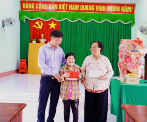 Đoàn công tác số 3 phường Minh Hưng thăm, chúc Tết các cơ quan, đơn vị và Nhân dân.