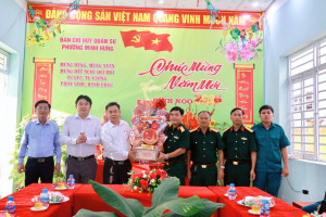 Phường Minh Hưng tổ chức đoàn thăm, chúc Tết đơn vị làm nhiệm vụ trong đêm Giao thừa Xuân Bính Ngọ 2026.