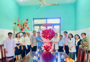 Phường Minh Hưng thăm, chúc mừng đội ngũ cán bộ, y, bác sĩ, nhân viên y tế nhân kỷ niệm 71 năm Ngày Thầy thuốc Việt Nam (27/02/1955 – 27/02/2026)