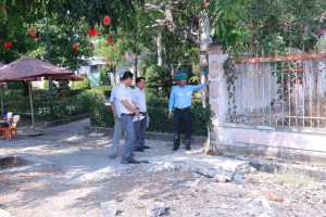 Lãnh đạo UBND phường Minh Hưng khảo sát thực tế tình hình ngập úng, hiện trạng các thửa đất công và chỉ đạo tăng cường trồng cây xanh.