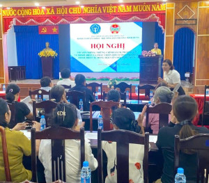 Hội Nông dân phường Minh Hưng tổ chức tuyên truyền Luật Bảo hiểm xã hội và Bảo hiểm Y tế.