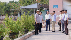 Phó Chủ tịch UBND Trịnh Quang Trung khảo sát dự án xây dựng tại Trường THCS và THPT Minh Hưng.