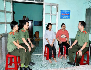 “Ba nhất” đi vào thực tiễn: Công an phường Minh Hưng tiếp sức “con nuôi” trước kỳ thi quan trọng