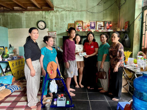 MÔ HÌNH “MỖI NGÀY 01 TIN TỐT – MỖI TUẦN 01 CÂU CHUYỆN ĐẸP”  Hội LHPN phường Minh Hưng tổ chức trao hỗ trợ cho thanh niên  có hoàn cảnh khó khăn bị tai nạn giao thông.