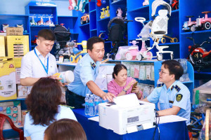 Đoàn kiểm tra liên ngành của Sở Công Thương kiểm tra an toàn thực phẩm tại phường Minh Hưng.