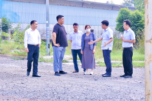Lãnh đạo phường Minh Hưng khảo sát các điểm ngập úng, chỉ đạo xây dựng phương án xử lý trước mùa mưa.
