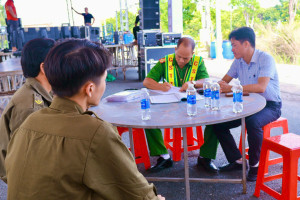UBND phường Minh Hưng kiểm tra, xử lý việc dựng rạp cưới lấn chiếm lòng đường gây cản trở giao thông