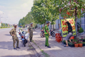 Phường Minh Hưng ra quân kiểm tra, chấn chỉnh trật tự đô thị.
