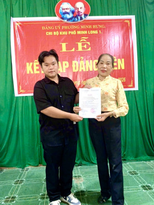 CHI BỘ KHU PHỐ MINH LONG 1 TỔ CHỨC LỄ KẾT NẠP ĐẢNG VIÊN MỚI
