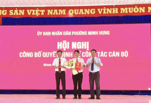 PHƯỜNG MINH HƯNG TRAO CÁC QUYẾT ĐỊNH VỀ CÔNG TÁC CÁN BỘ.