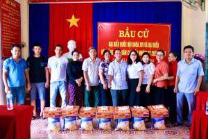 BAN NHÂN DÂN KHU PHỐ MINH LONG 6, PHƯỜNG MINH HƯNG TRAO QUÀ CHO GIA ĐÌNH CHÍNH SÁCH, HỘ KHÓ KHĂN
