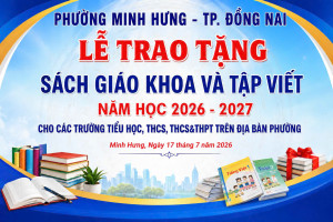Phường Minh Hưng trao tặng 1.760 bộ sách giáo khoa và 4.300 cuốn tập cho học sinh đầu cấp