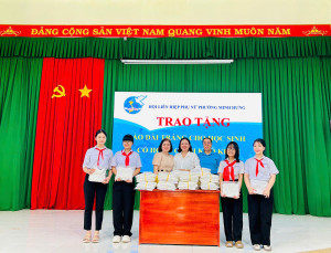 HỘI LHPN PHƯỜNG MINH HƯNG TRAO TẶNG ÁO DÀI TRẮNG  CHO HỌC SINH CÓ HOÀN CẢNH KHÓ KHĂN