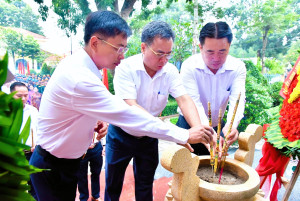 ĐẢNG ỦY, HĐND, UBND, ỦY BAN MTTQ VIỆT NAM PHƯỜNG MINH HƯNG TỔ CHỨC LỄ DÂNG HOA, DÂNG HƯƠNG TƯỞNG NIỆM CÁC ANH HÙNG LIỆT SĨ
