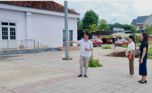 Phó Chủ tịch UBND phường Minh Hưng Nguyễn Văn Diễn đi kiểm...
