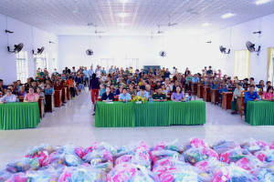 ỦY BAN MẶT TRẬN TỔ QUỐC VIỆT NAM PHƯỜNG MINH HƯNG TỔ CHỨC TRAO QUÀ HỖ TRỢ HỘ KHÓ KHĂN TRÊN ĐỊA BÀN PHƯỜNG