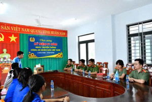 Đoàn phường Minh Hưng thăm, chúc mừng Chi đoàn Công an phường nhân kỷ niệm 81 năm Ngày truyền thống CAND Việt Nam