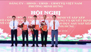 Phường Minh Hưng công bố các quyết định về sắp xếp tổ chức và công tác cán bộ