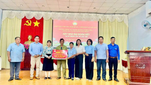 ỦY BAN MTTQ VIỆT NAM PHƯỜNG MINH HƯNG TRAO TẶNG CÔNG TRÌNH NHÀ "ĐẠI ĐOÀN KẾT", CHUNG TAY CHĂM LO AN SINH VÙNG BIÊN GIỚI