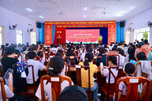Khu phố 3 phường Minh Hưng trao quà, tuyên dương học sinh và đẩy mạnh tuyên truyền chuyển đổi số