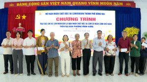 Hội Nạn nhân chất độc da cam/Dioxin thành phố Đồng Nai trao quà cho nạn nhân có hoàn cảnh khó khăn tại phường Minh Hưng