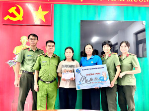 CHI HỘI PHỤ NỮ CÔNG AN PHƯỜNG MINH HƯNG TIẾP TỤC ĐỒNG HÀNH CÙNG TRẺ EM KHÓ KHĂN, TRONG CHƯƠNG TRÌNH “MẸ ĐỠ ĐẦU”